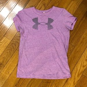 Women’s Under Armour athletic shirt. Size medium. Used but no flaws! Very cute!